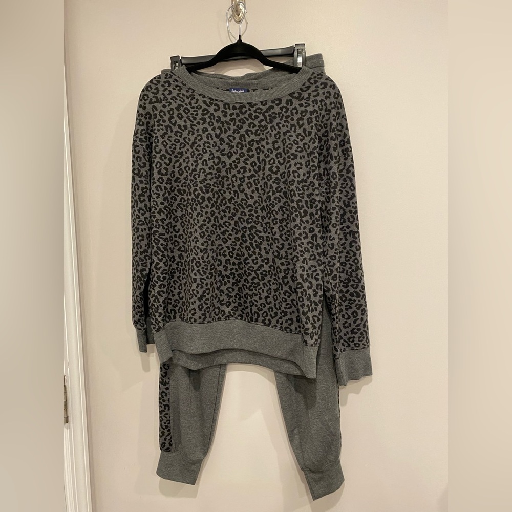•2/$40• Splendid 2-Piece Pajama Lounge Set Animal Print - Picture 3 of 7